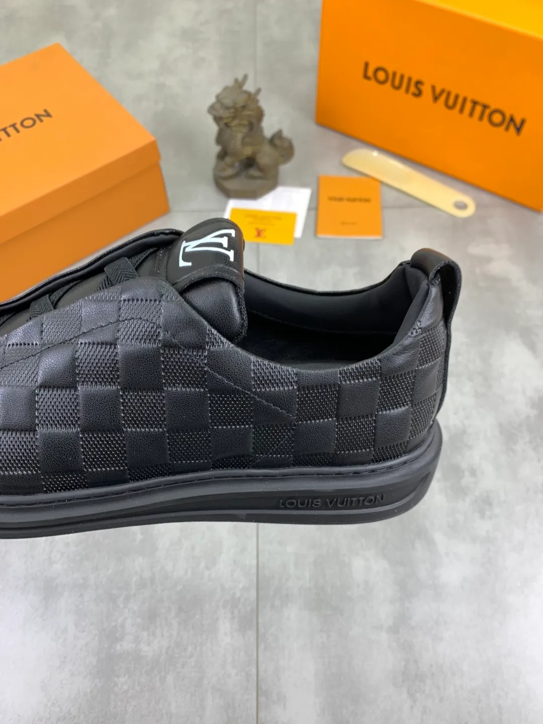 Men's men's shoes P440💰【Real price】Yangli🆘 💭💭New model launched【LOUlS VUlTTON】Louis Vuitton's new low-top men's shoes, high quality, support inspection! This style comes from Italy, very energetic and creative, giving people a comfortable and atmospheric visual impact❗Synchronization, the upper is made of silk calfskin with the original LV, imported soft sheepskin lining🐑Purely hand-stitched; LV original rubber outsole 4️⃣colors available Code number: 38~44